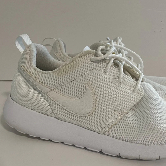 ✅️Nike  Women's Roshe Size 7Y - Triple White - Picture 4 of 14